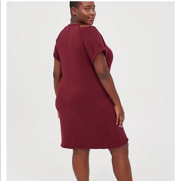 6x (30w) Torrid COLD SHOULDER DRESS - COZY FLEECE WINE NWT - Picture 3 of 5